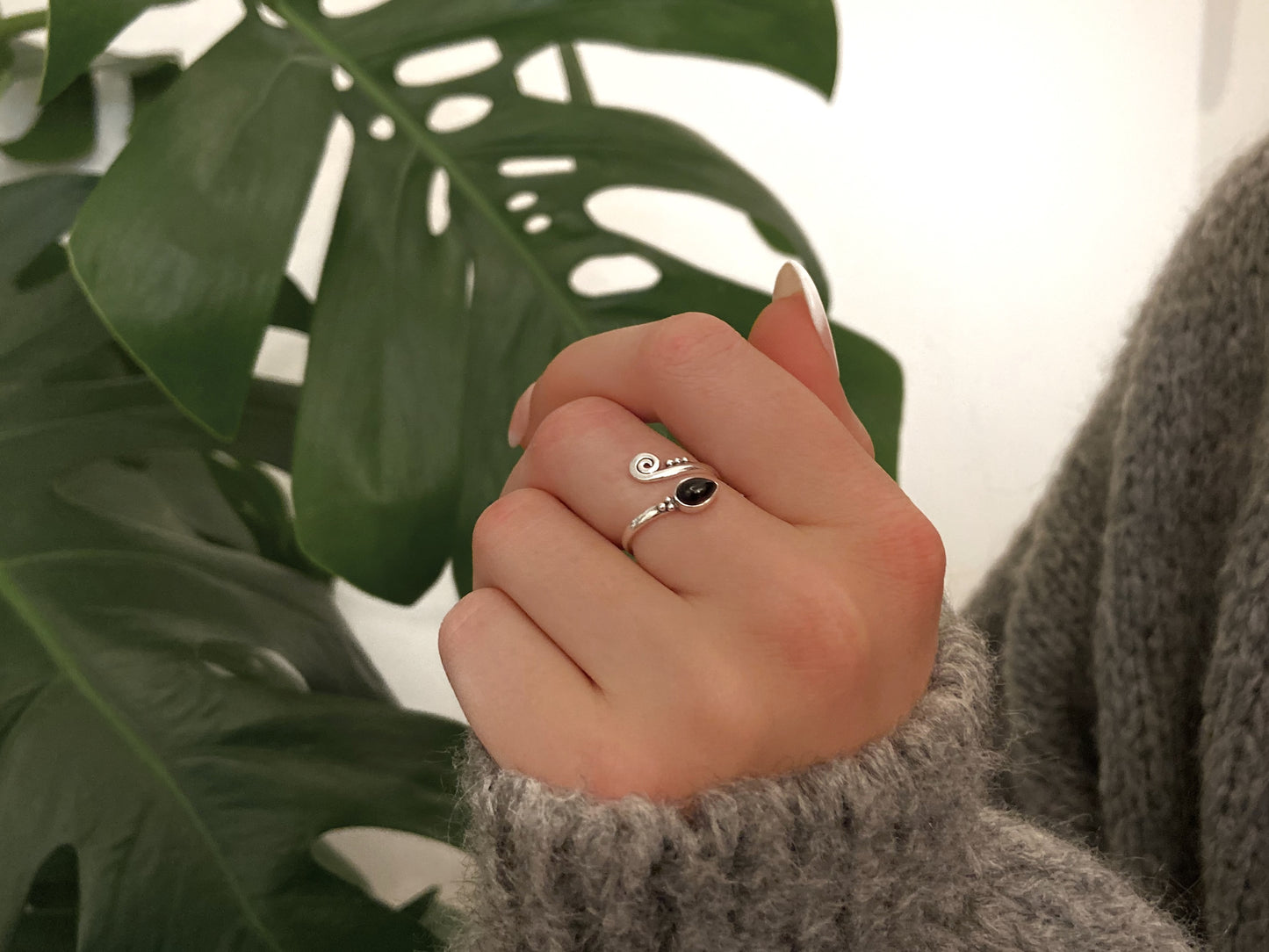 verstellbarer Ring mit Spirale, Pünktchen und schwarzem Onyx Stein in Tropfenform aus Silber, Midiring, Zehenring