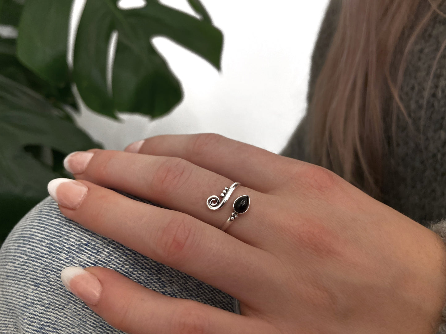 verstellbarer Ring mit Spirale, Pünktchen und schwarzem Onyx Stein in Tropfenform aus Silber, Midiring, Zehenring