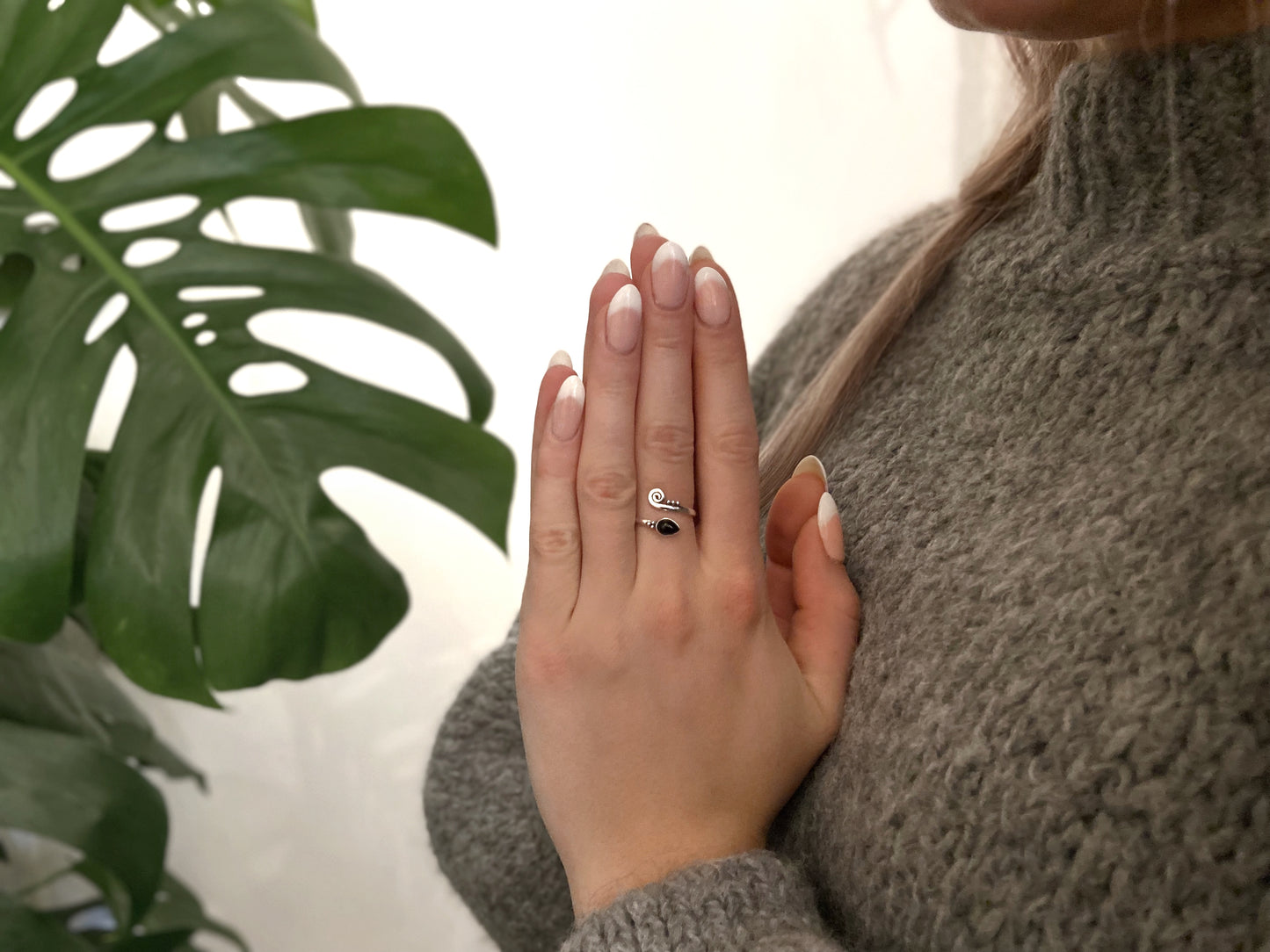 verstellbarer Ring mit Spirale, Pünktchen und schwarzem Onyx Stein in Tropfenform aus Silber, Midiring, Zehenring