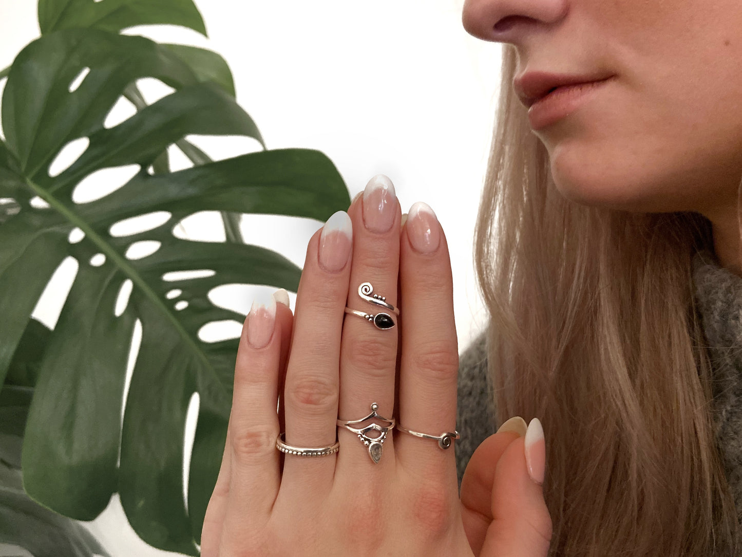 verstellbarer Ring mit Spirale, Pünktchen und schwarzem Onyx Stein in Tropfenform aus Silber, Midiring, Zehenring