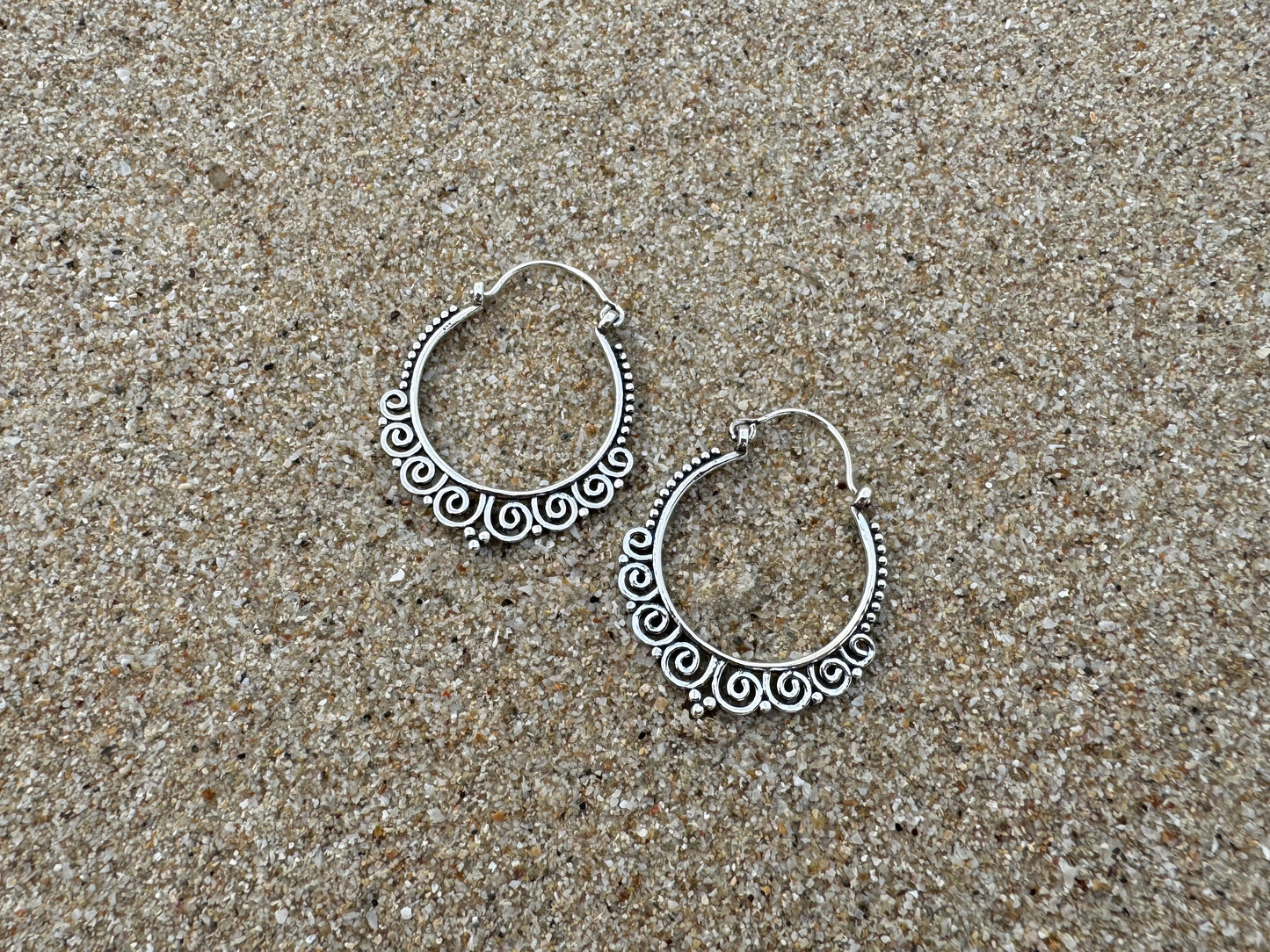 Creolen mit Spiralen und Punkten aus Silber