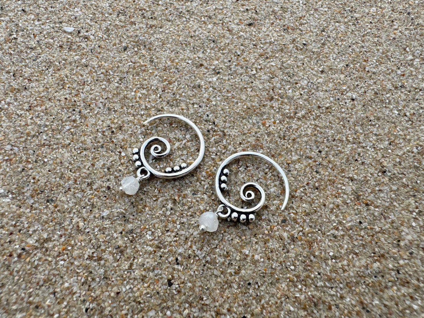 kleine Spiral Ohrringe mit Pünktchen und baumelndem Stein aus Silber