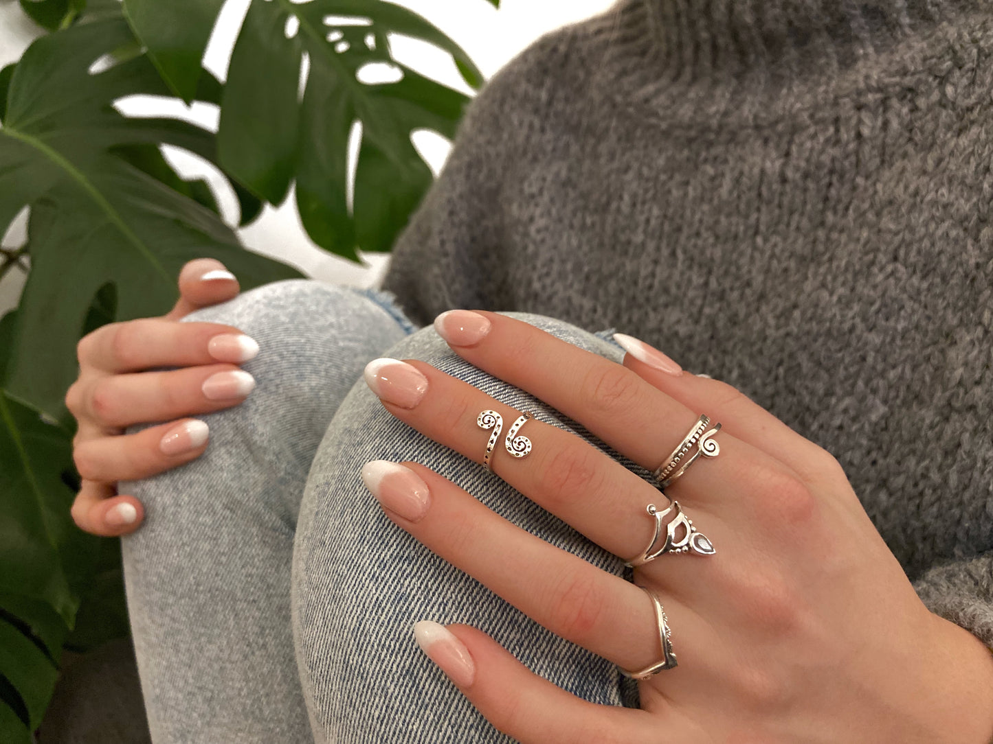 Zehenring mit Spiralen und eingestanzten Pünktchen aus Silber, Midiring