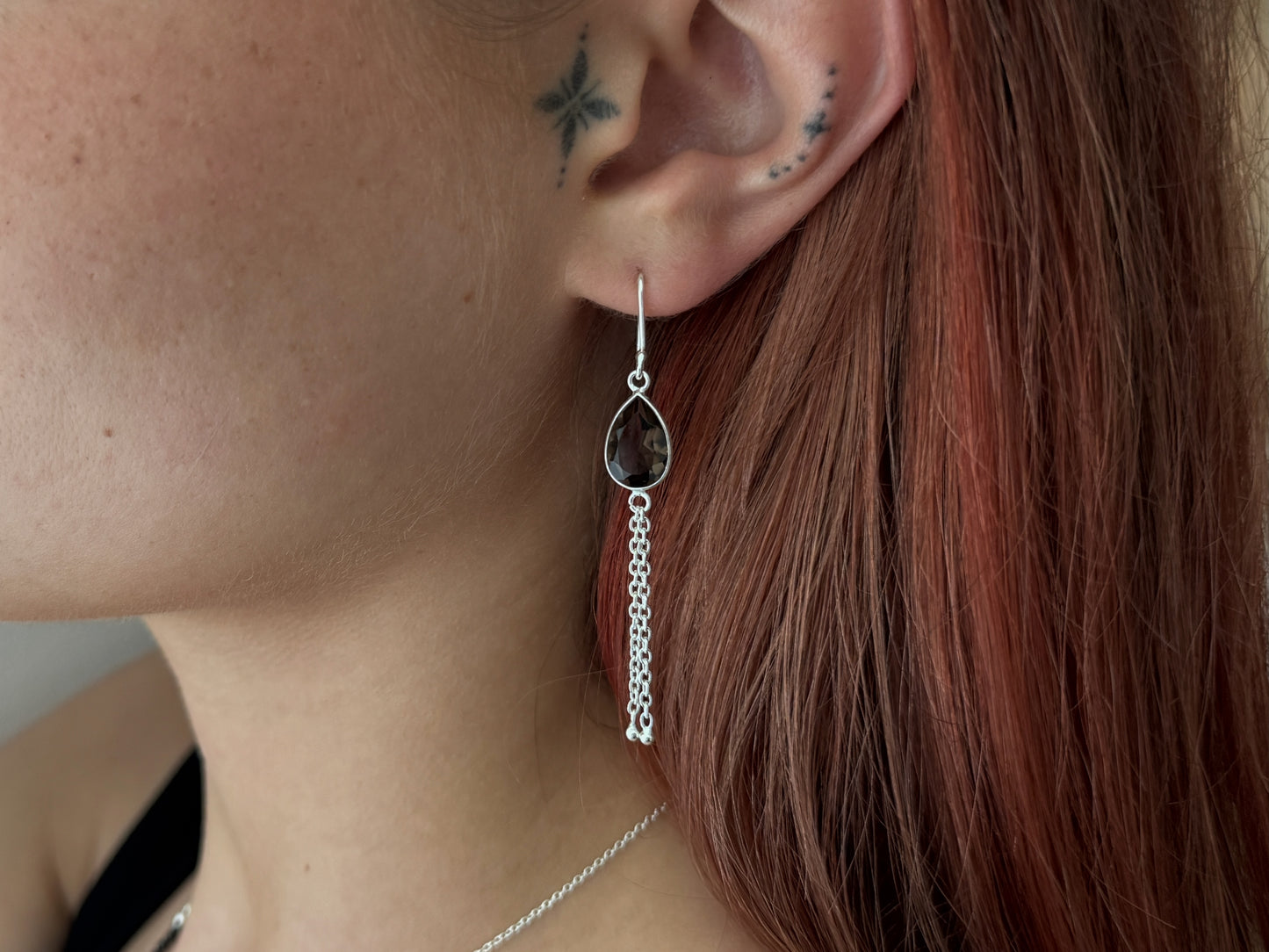 tropfenförmige Ohrringe mit facettiertem Rauchquarz Stein und baumelnden Kettchen aus Silber