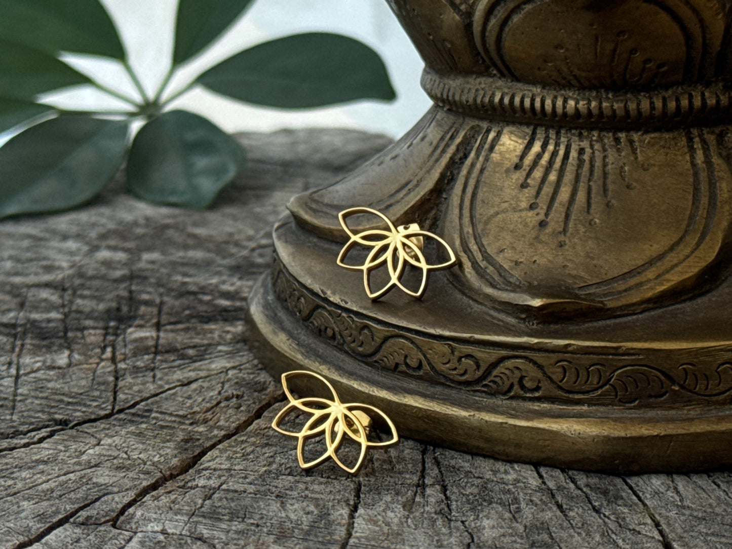 Ohrstecker halbe Lotusblume aus Silber