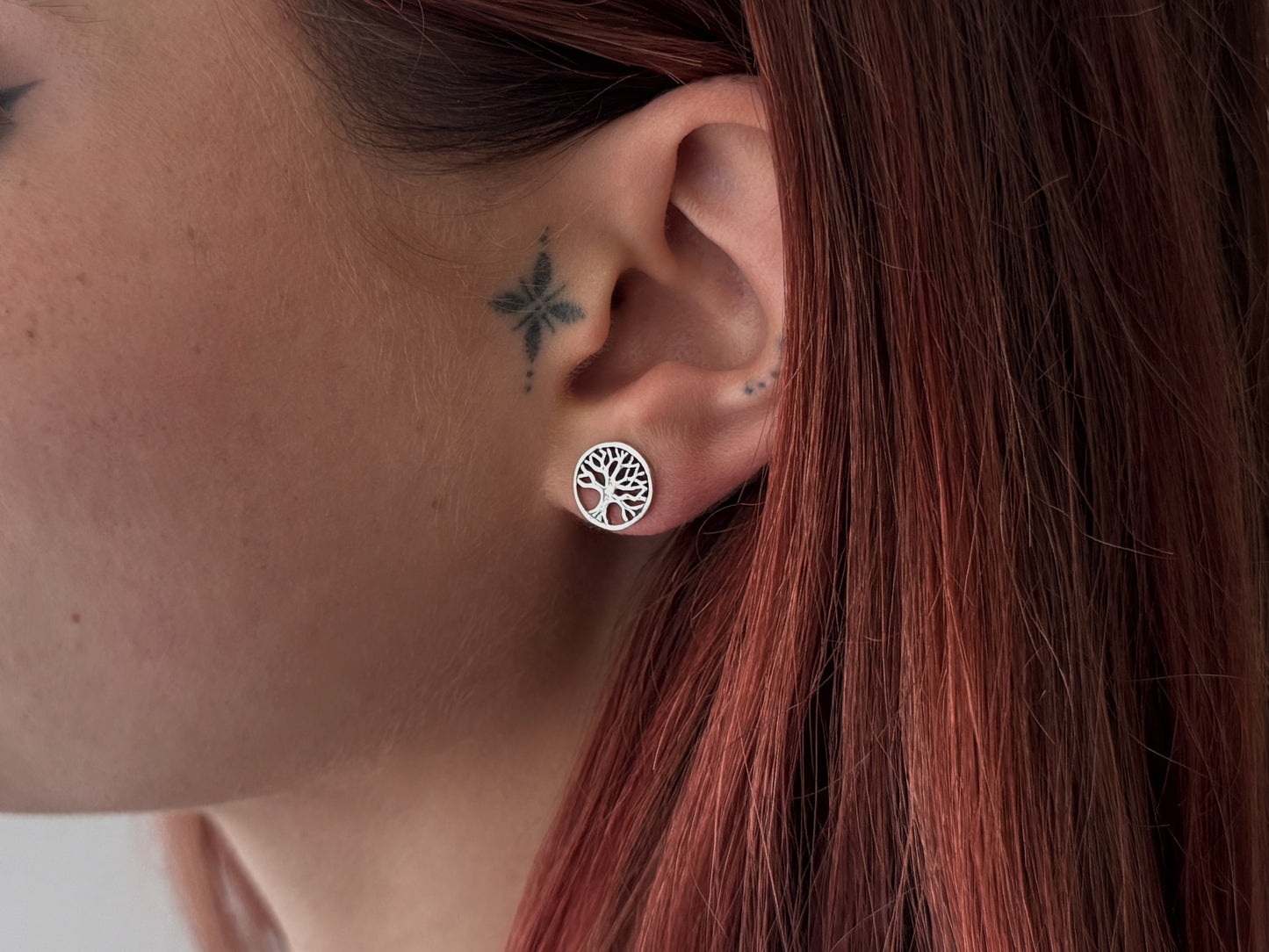 runde Ohrstecker mit dem Motiv des Lebensbaum aus Silber