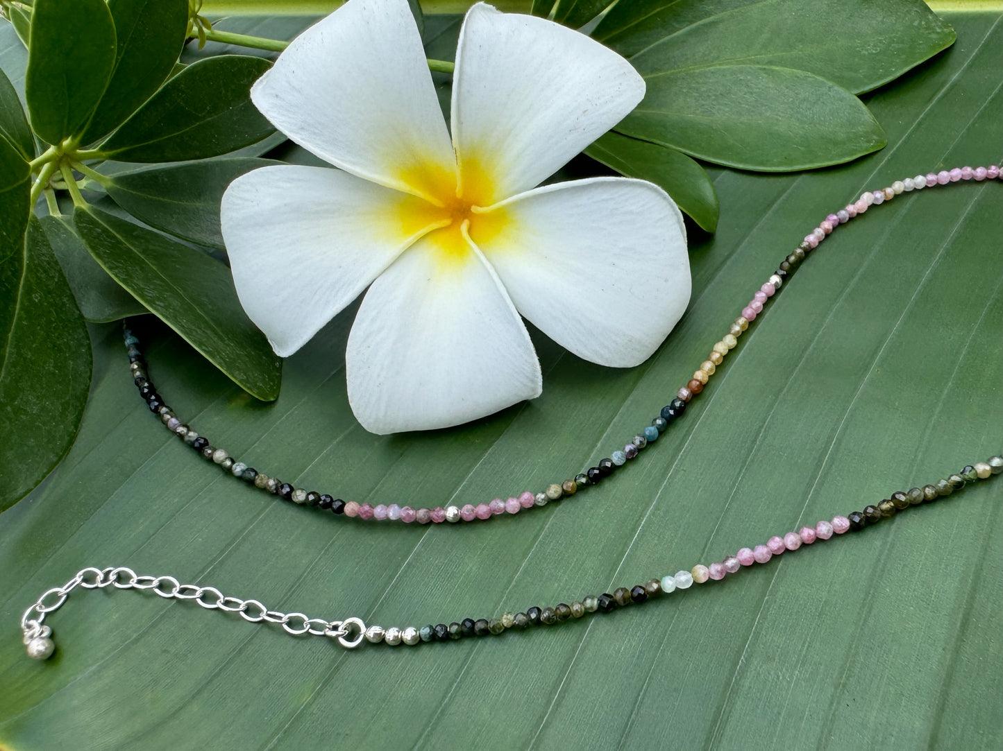 Kette mit kleinen facettierten Turmalin Steinen, 925er Silber, längenverstellbar