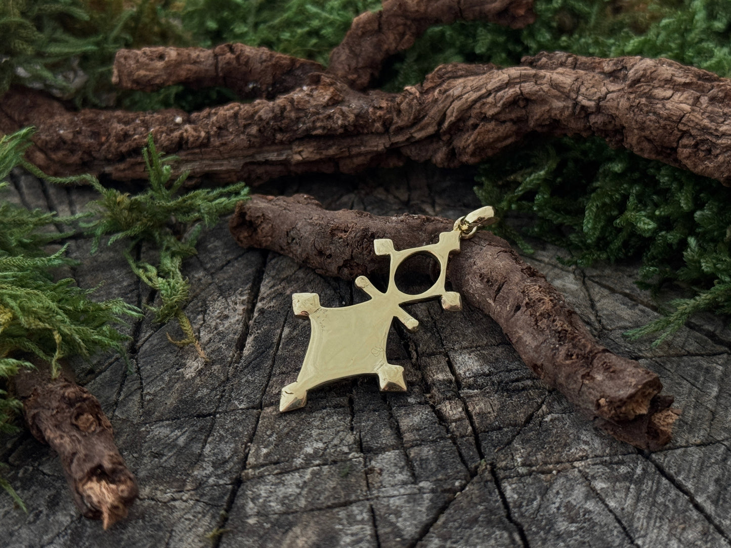 kleiner goldfarbener Messing Anhänger – Kreuz des Südens – Ethno Sternenkreuz – Boho Schmuck - unisex