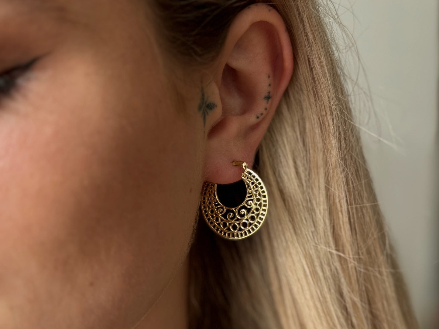 large spiral earrings with zigzag pattern made of brass