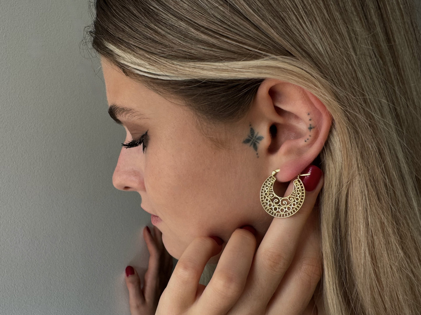 large spiral earrings with zigzag pattern made of brass