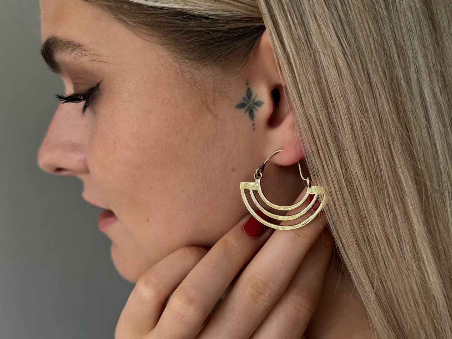 large spiral earrings with zigzag pattern made of brass