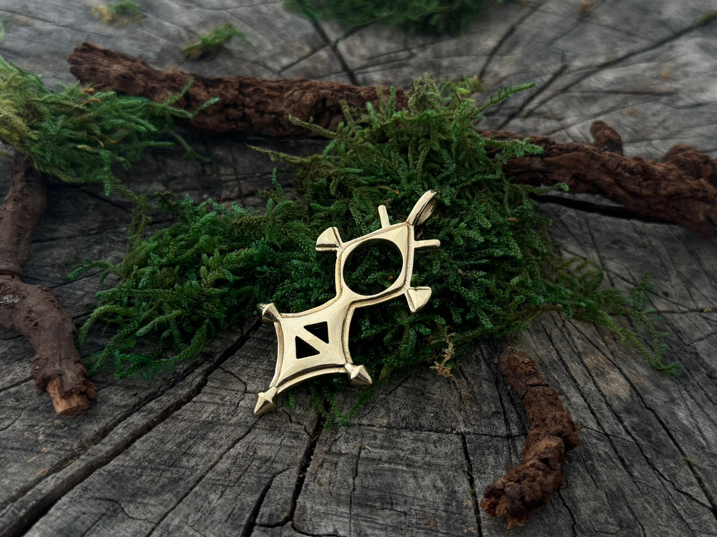 massiver goldfarbener Anhänger aus Messing für Männer