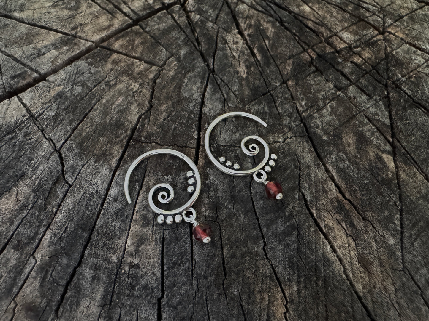 kleine Spiral Ohrringe mit Pünktchen und baumelndem Stein aus Silber