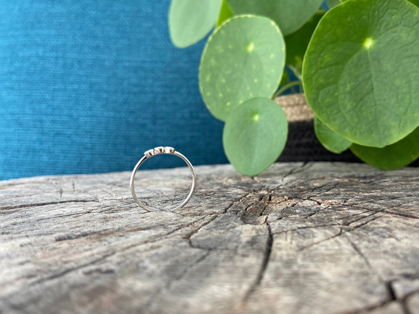 filigraner Ring mit drei kleinen facettierten Steinen aus Silber, blau Töne