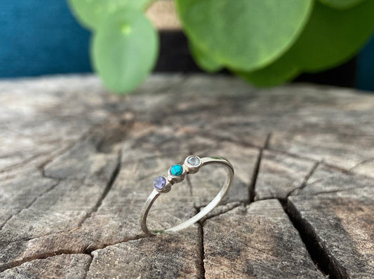 filigraner Ring mit drei kleinen facettierten Steinen aus Silber, blau Töne