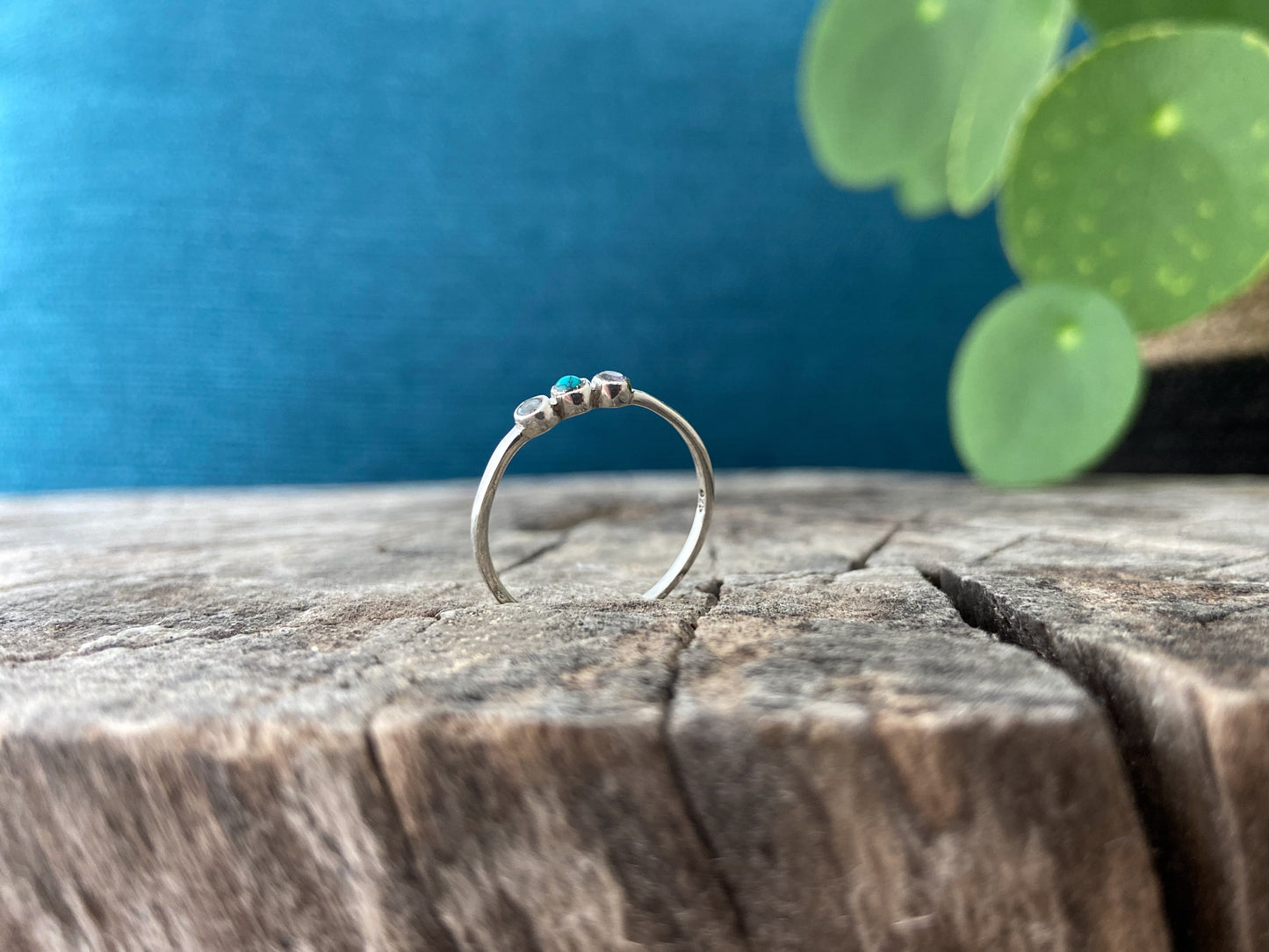 filigraner Ring mit drei kleinen facettierten Steinen aus Silber, blau Töne