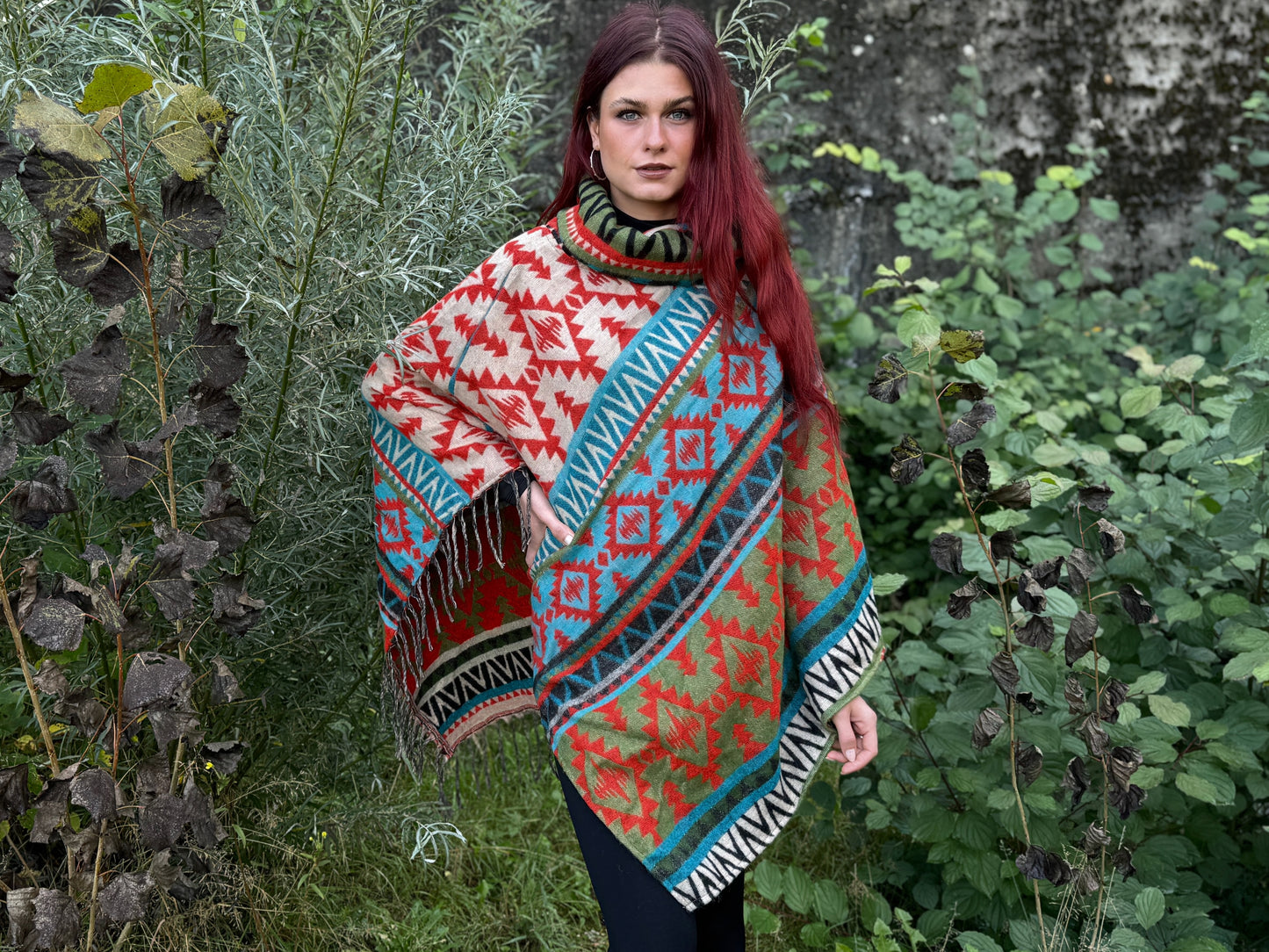 half-length, plain-colored knitted sweater with hood and thumbholes in rosé red