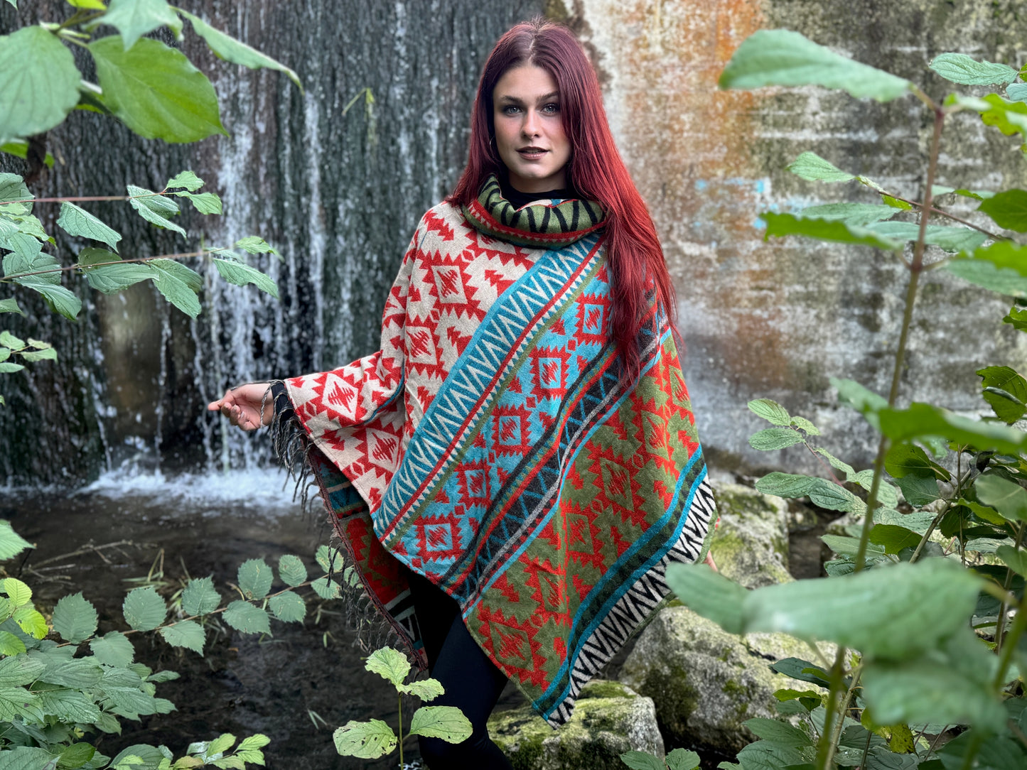 half-length, plain-colored knitted sweater with hood and thumbholes in rosé red