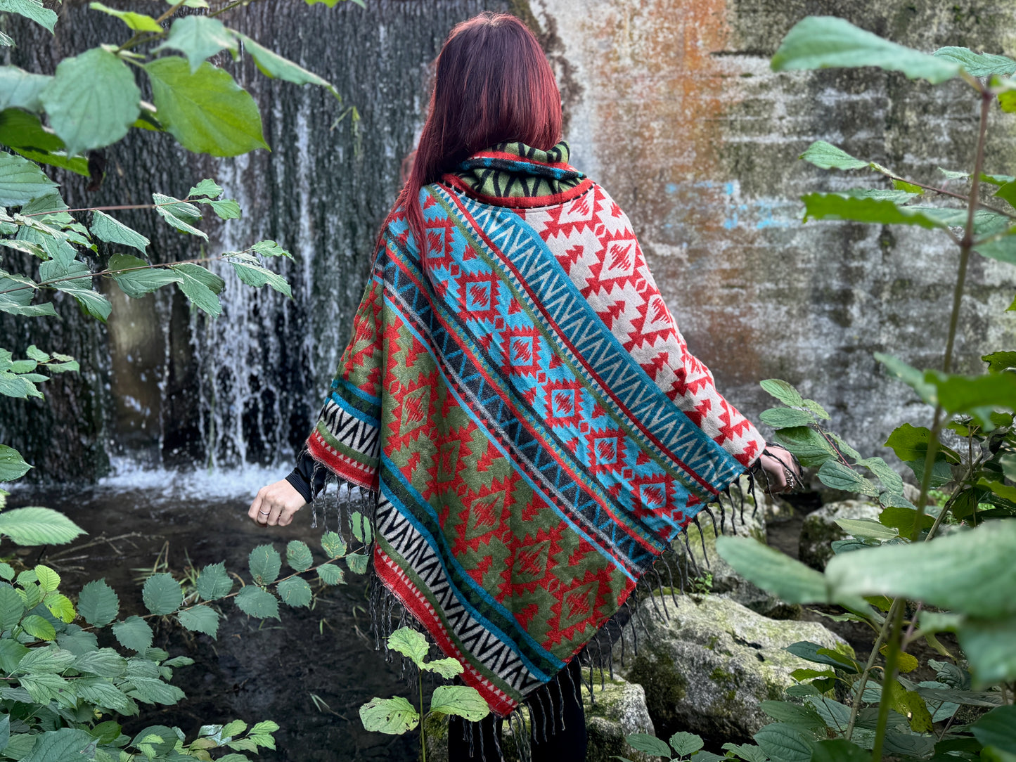 half-length, plain-colored knitted sweater with hood and thumbholes in rosé red