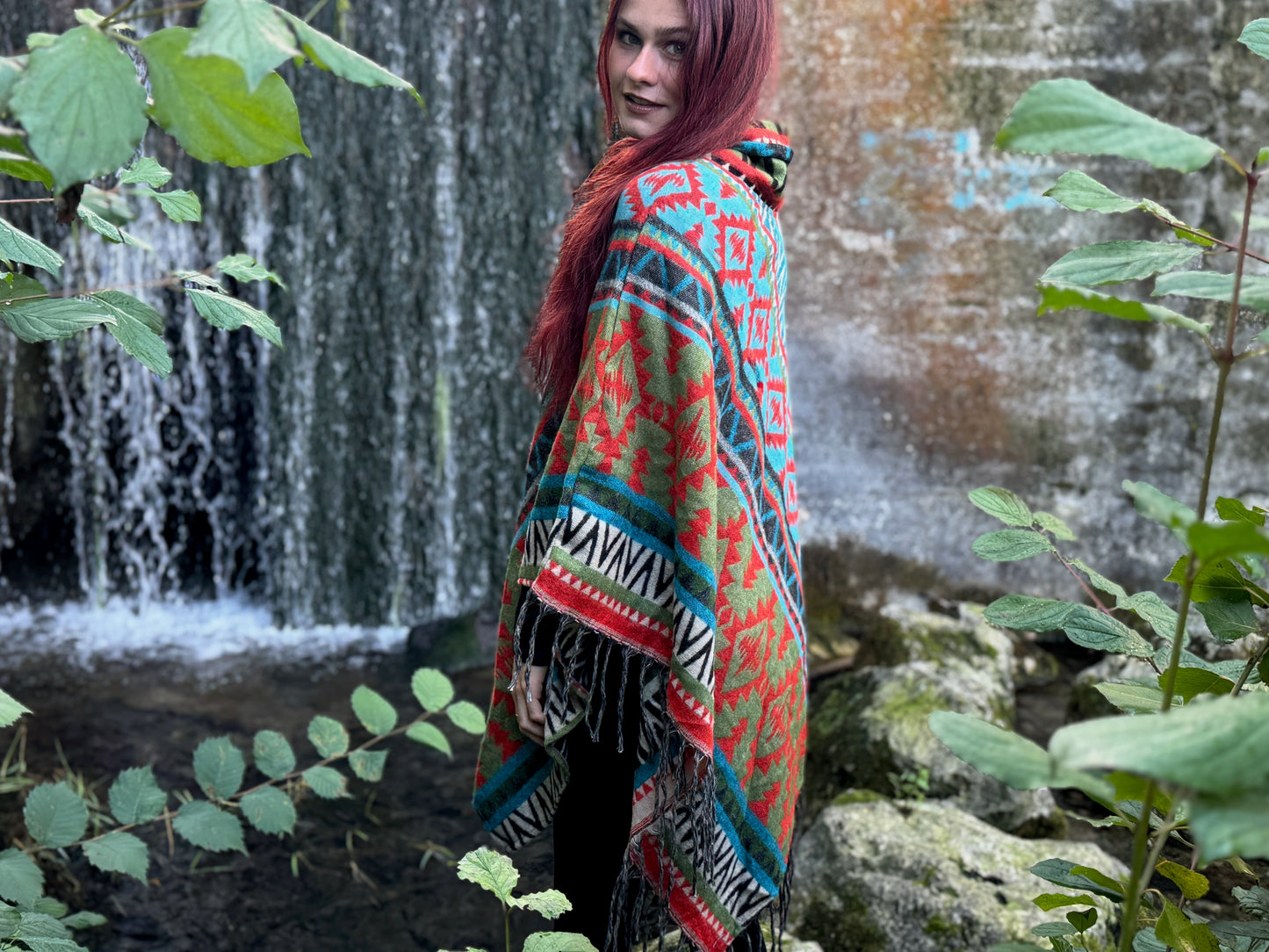 half-length, plain-colored knitted sweater with hood and thumbholes in rosé red