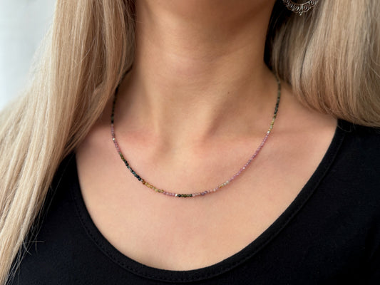 Kette mit kleinen facettierten Turmalin Steinen, 925er Silber, längenverstellbar