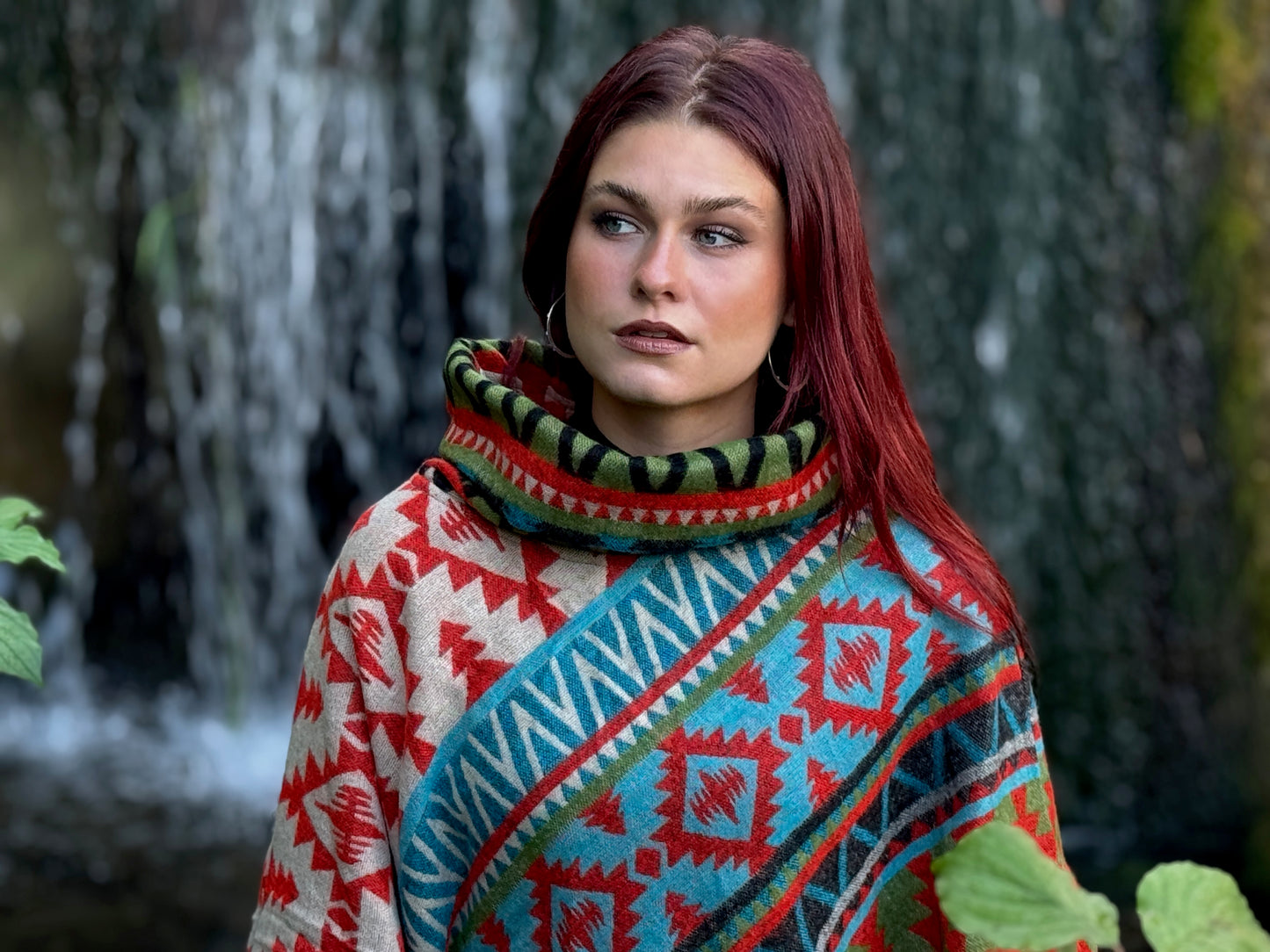 half-length, plain-colored knitted sweater with hood and thumbholes in rosé red
