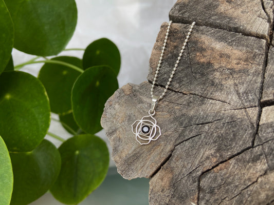 kleiner geometrischer Blumen Anhänger mit Stein aus Silber