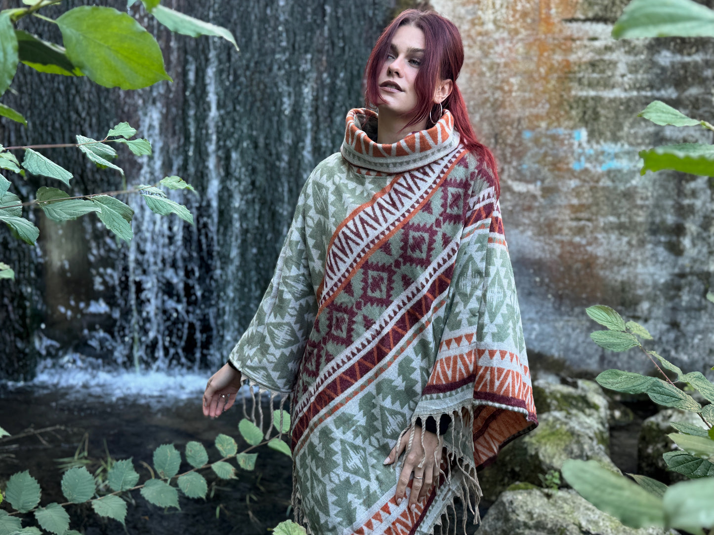 half-length, plain-colored knitted sweater with hood and thumbholes in rosé red