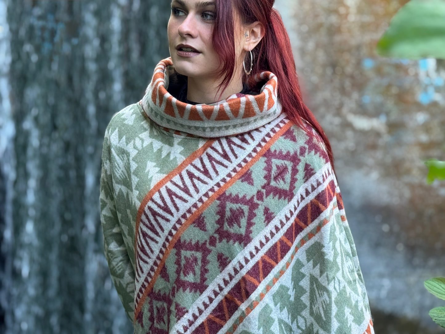 half-length, plain-colored knitted sweater with hood and thumbholes in rosé red