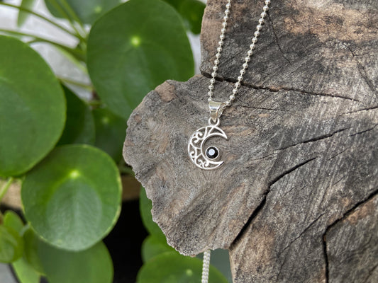 kleiner filigraner Mond Anhänger mit Stein aus Silber, Mondsichel, Mondkette