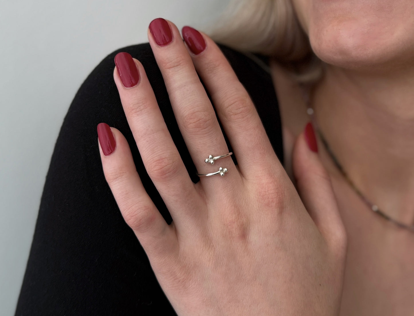 Ring mit Kügelchen aus Silber