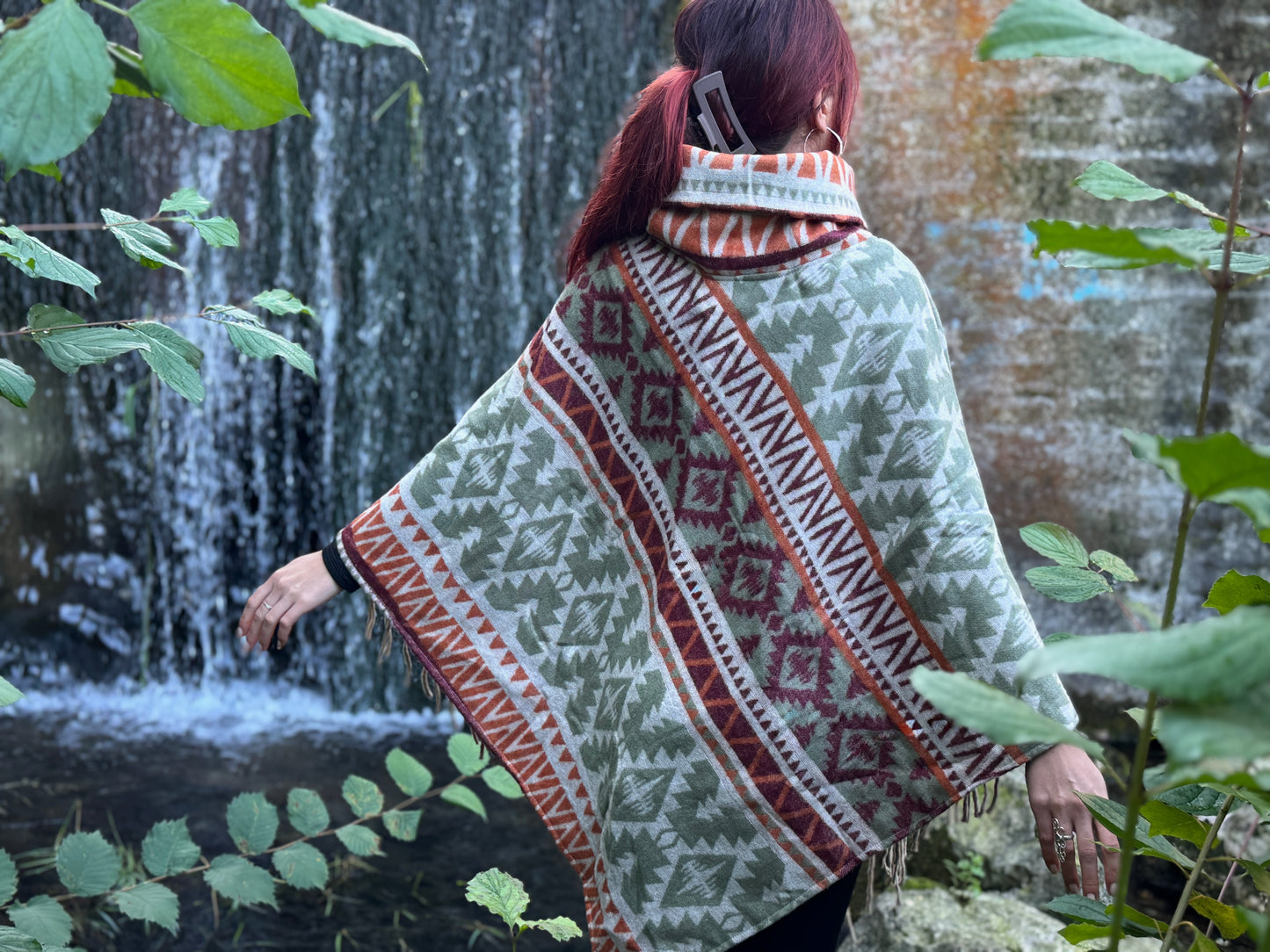half-length, plain-colored knitted sweater with hood and thumbholes in rosé red