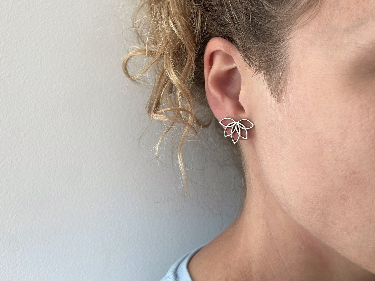 Ohrstecker halbe Lotusblume aus Silber