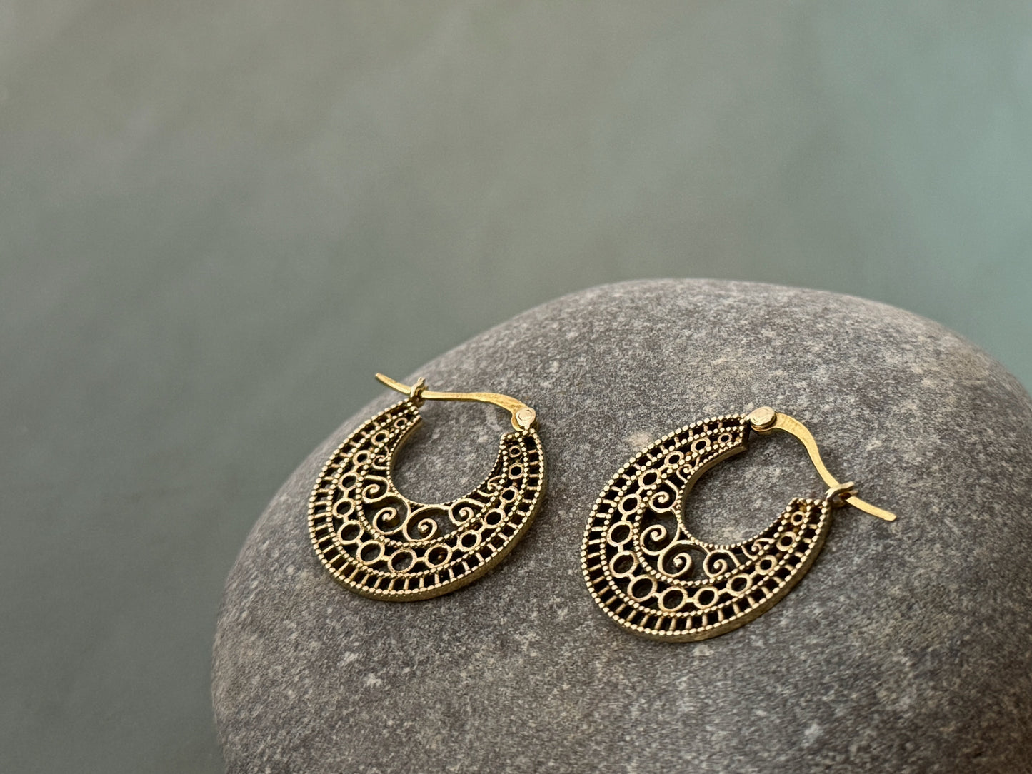 large spiral earrings with zigzag pattern made of brass