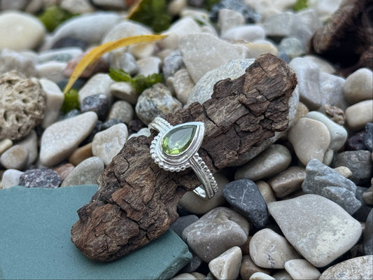 Ring mit facettiertem grünen Peridot in Tropfenform aus Silber