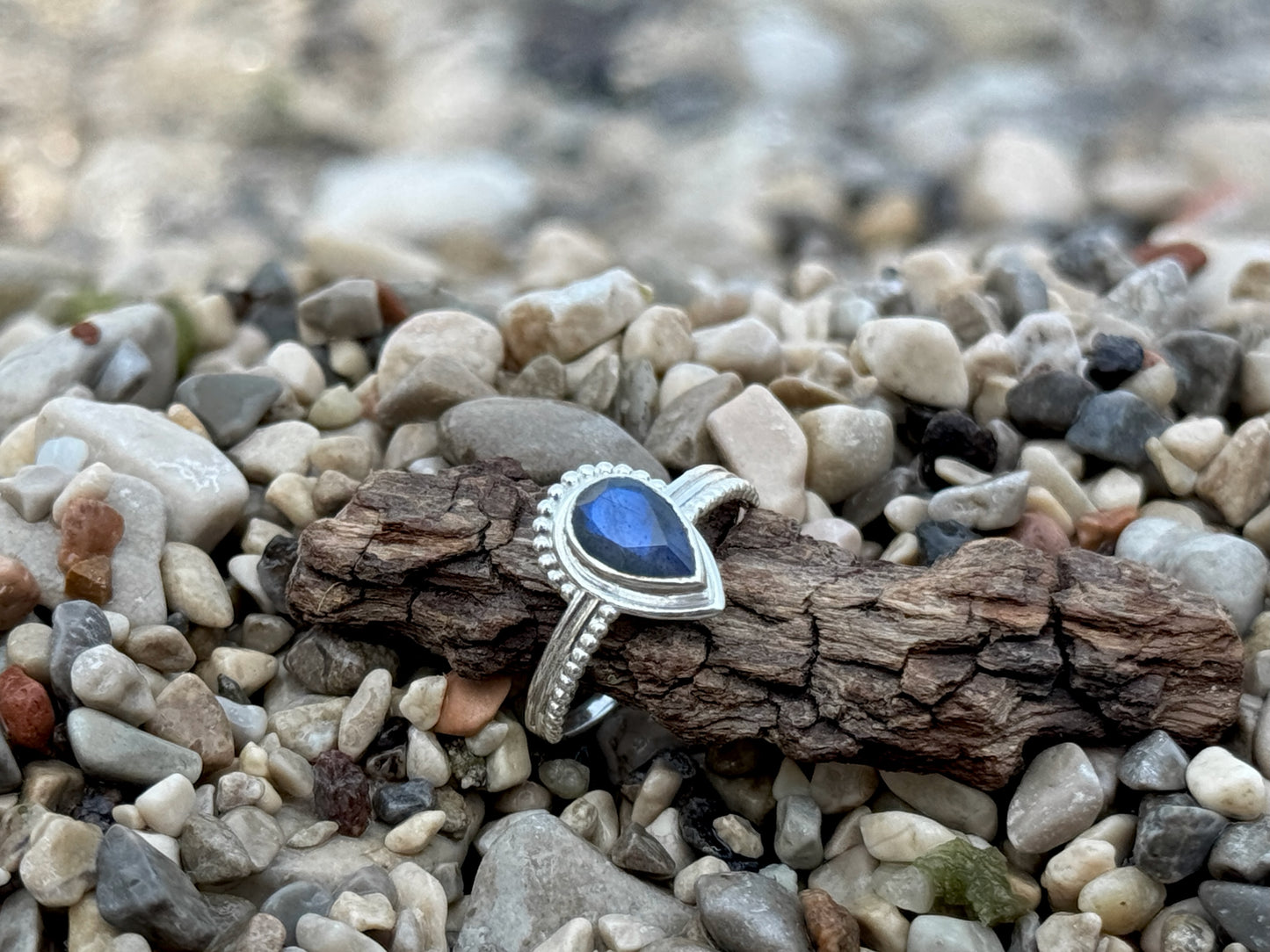 Ring mit facettiertem Labradorit in Tropfenform aus Silber
