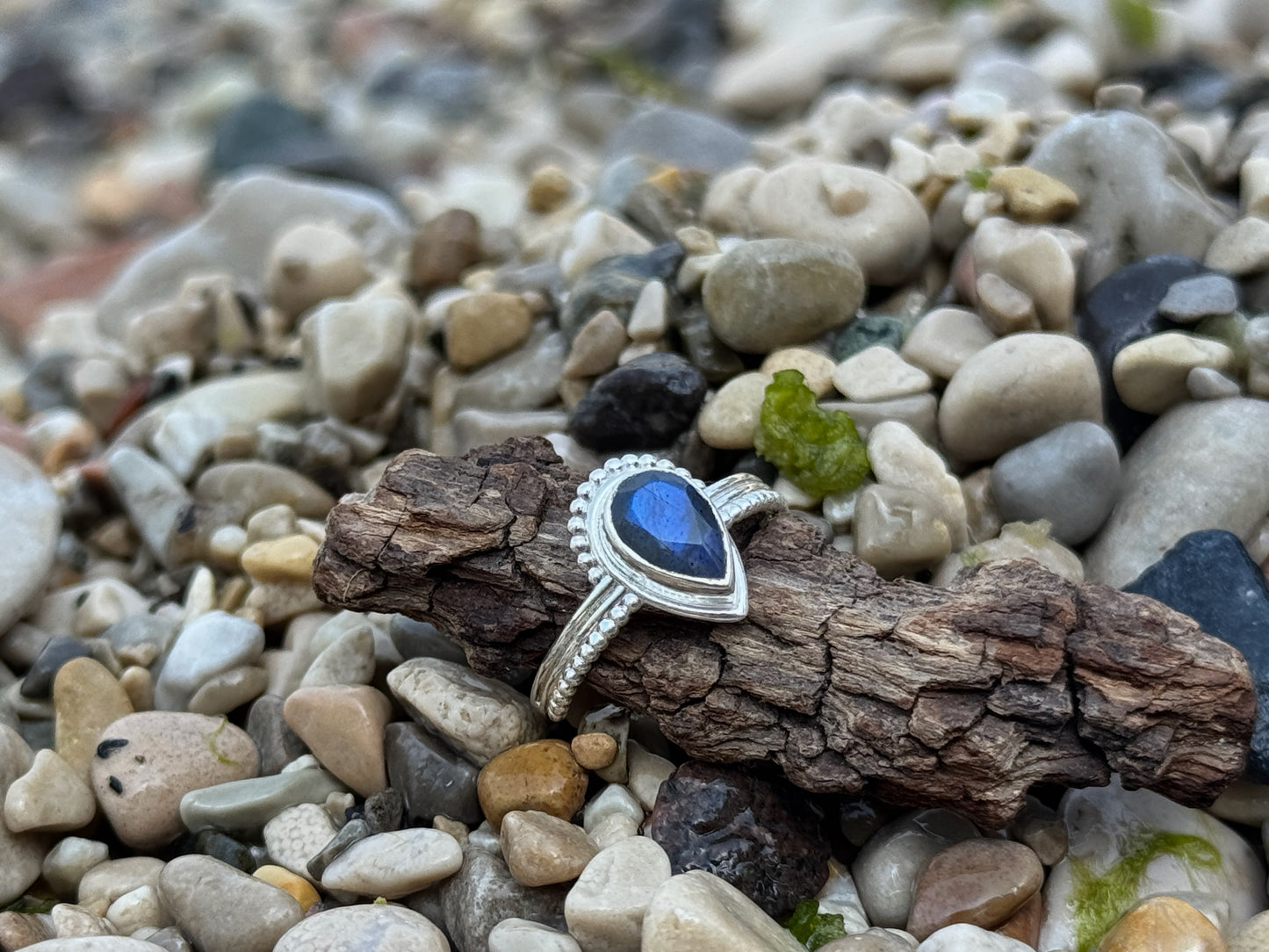 Ring mit facettiertem Labradorit in Tropfenform aus Silber