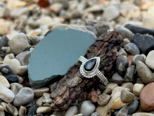 Ring mit facettiertem schwarzen Spinell in Tropfenform aus Silber