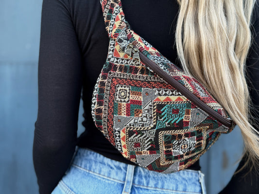 praktische Bauchtasche mit Reißverschluss und detailliertem bunten Muster