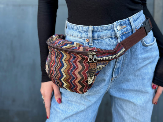 praktische Bauchtasche mit Reißverschluss und buntem Zickzack Muster