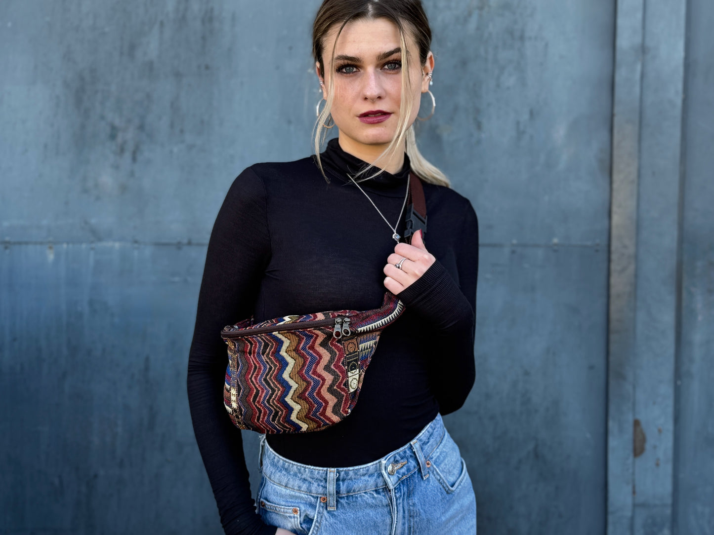 praktische Bauchtasche mit Reißverschluss und buntem Zickzack Muster
