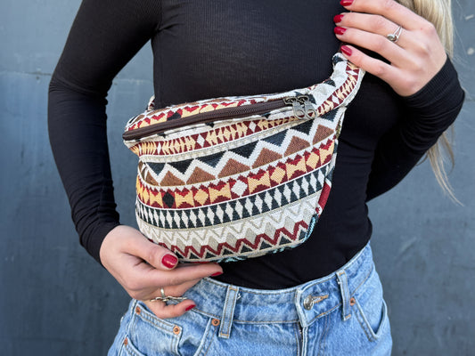 praktische Bauchtasche mit Reißverschluss weiß bunt gemustert