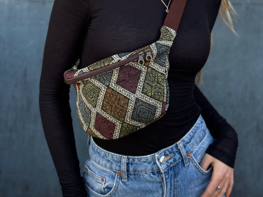 praktische Bauchtasche mit Reißverschluss und buntem Rautenmuster