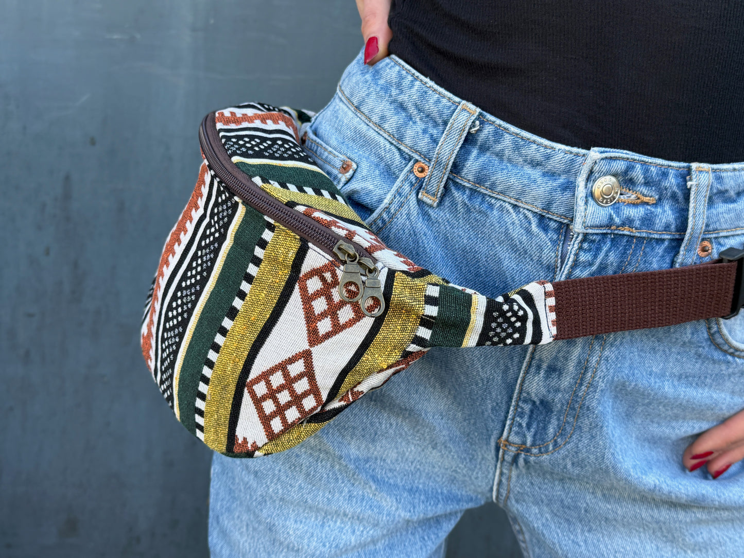 praktische gemusterte Bauchtasche mit Reißverschluss in braun weiß grün