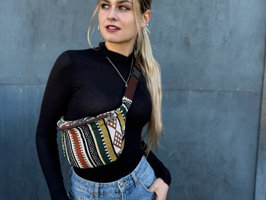 praktische gemusterte Bauchtasche mit Reißverschluss in braun weiß grün