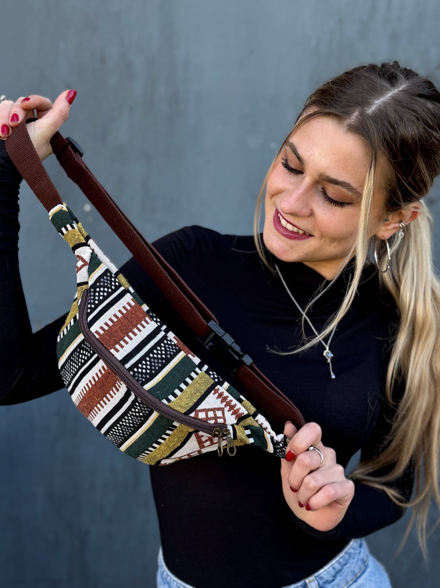 praktische gemusterte Bauchtasche mit Reißverschluss in braun weiß grün