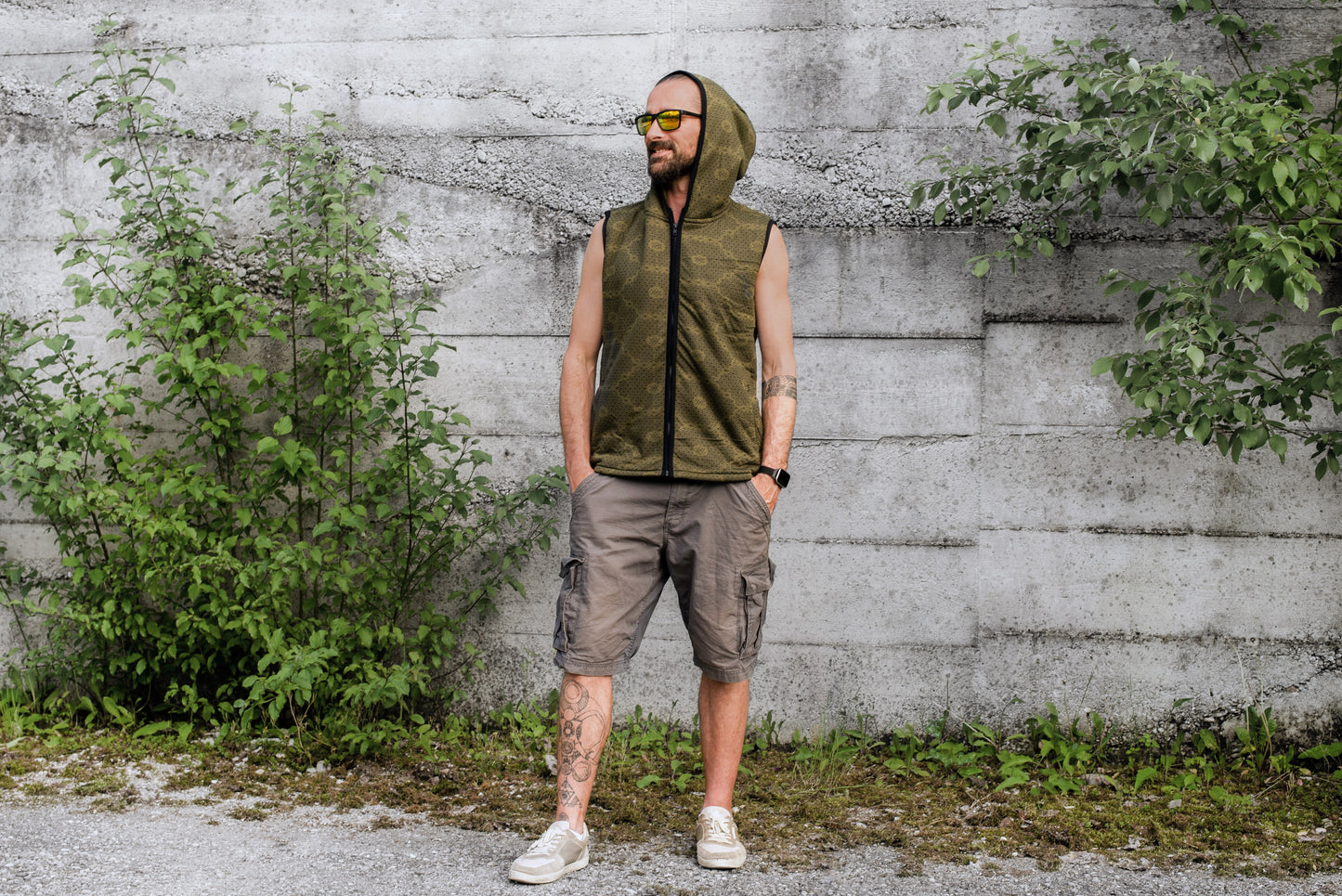 gefütterte Männer Kapuzen Weste in olive grün/ schwarz