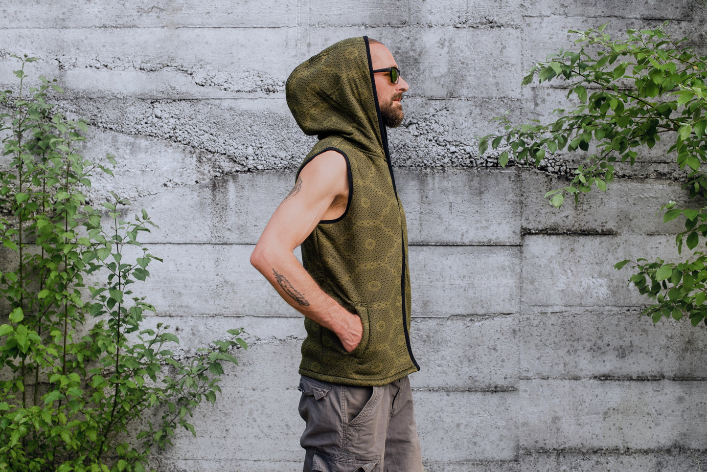 gefütterte Männer Kapuzen Weste in olive grün/ schwarz