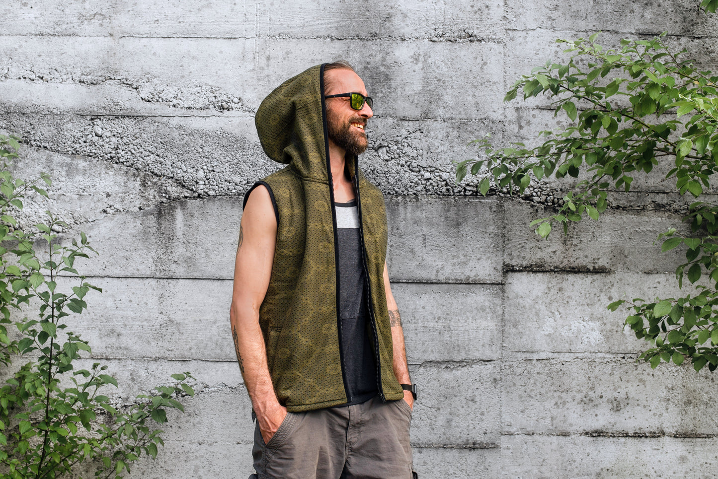gefütterte Männer Kapuzen Weste in olive grün/ schwarz