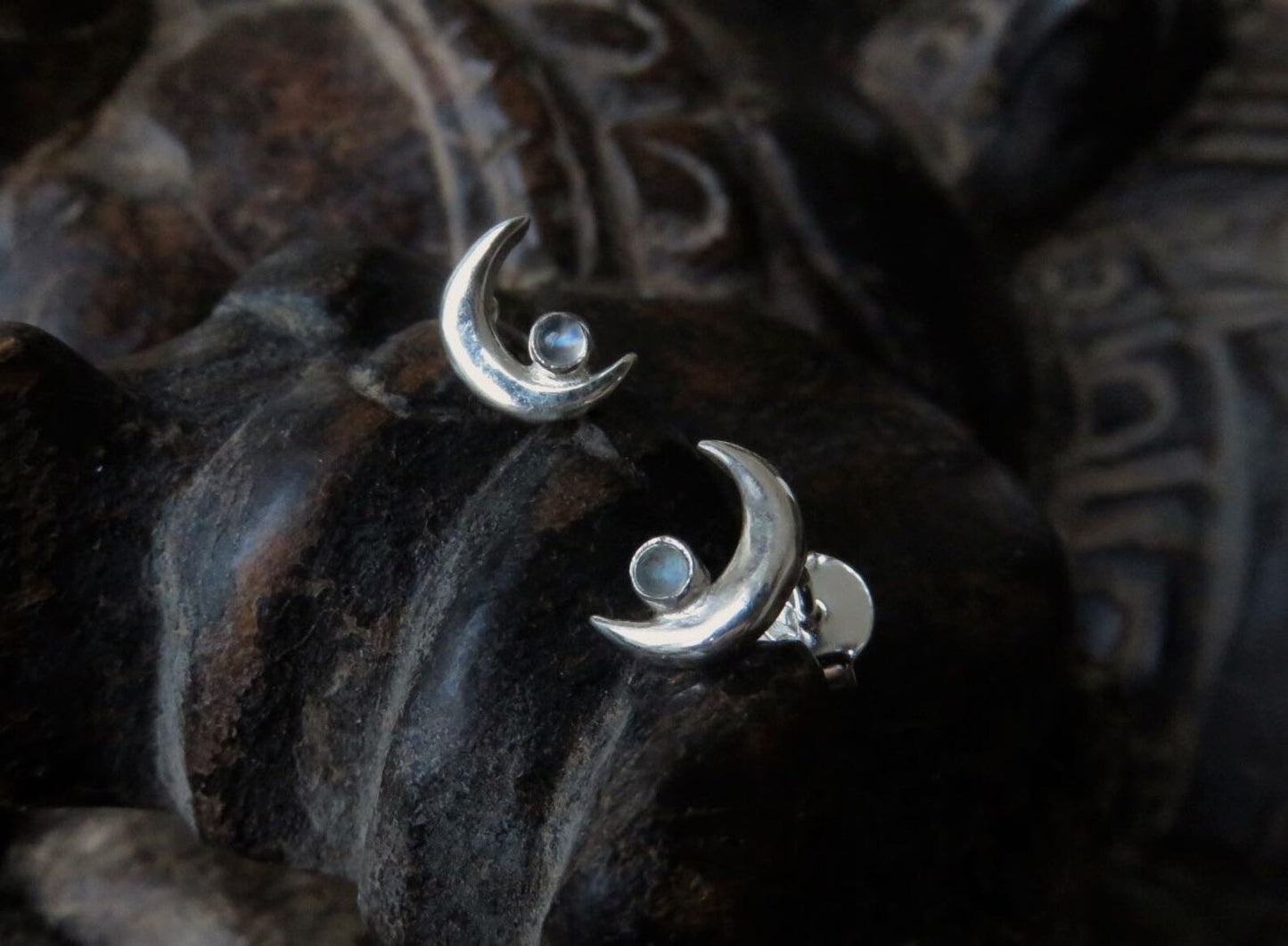 Stud earrings with small moon and stone made of silver